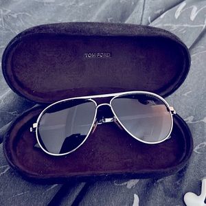 I’m selling a pair of Tom ford sunglasses blue lens silver arms with black tips